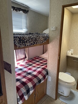 2 室のベッドルーム、ベッドシーツ