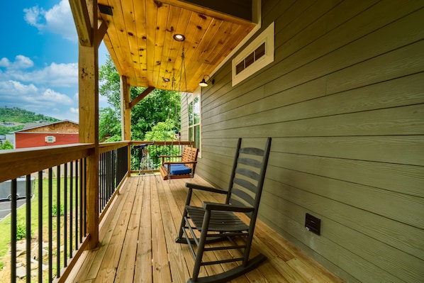 Property grounds - LOCATION! 1/2 mile to downtown, 5 bdrs & hot tub (Gatlinburg)