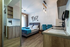 Classic Studio | Living area | 41-inch LED TV with cable channels, TV