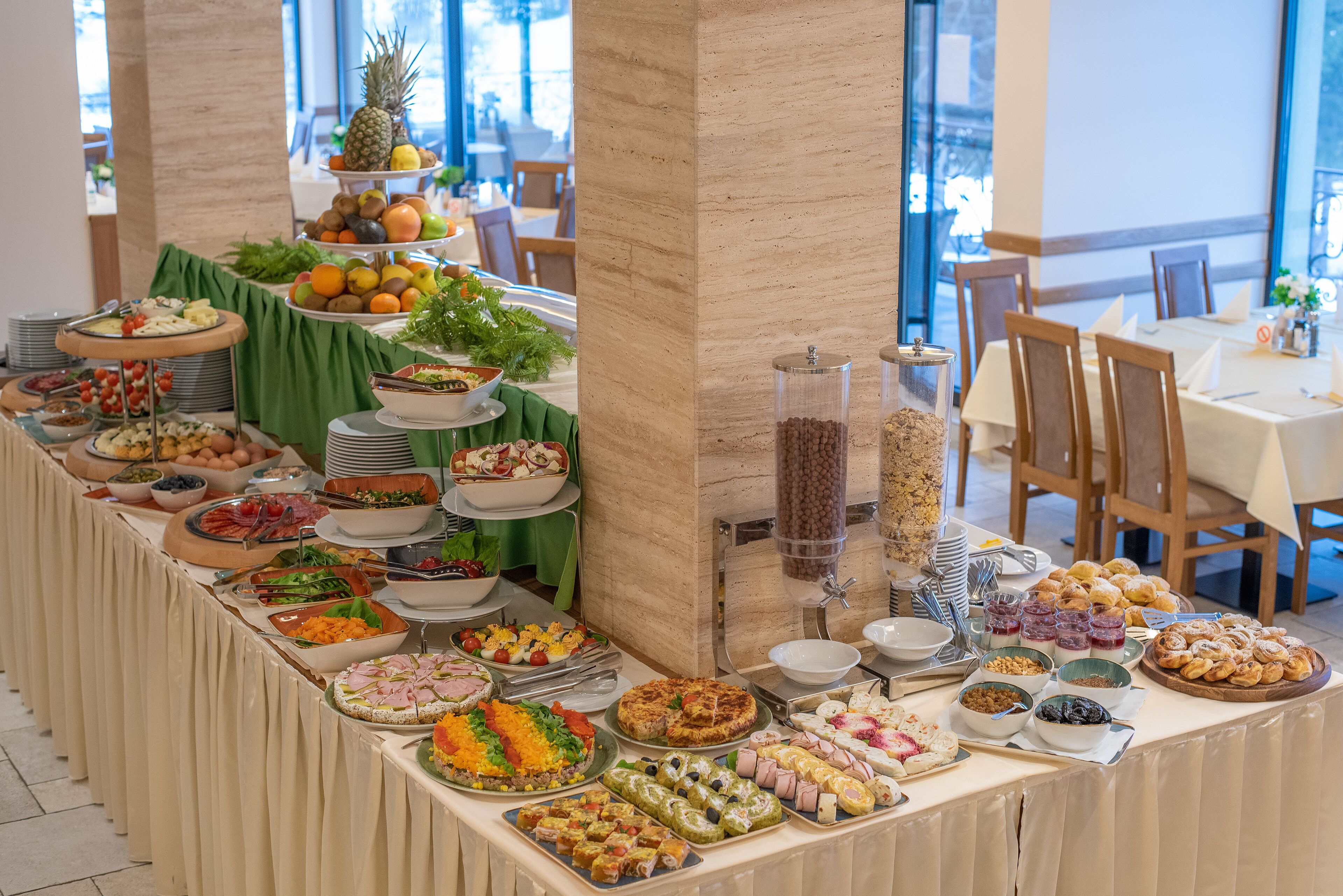Sudah termasuk sarapan prasmanan setiap hari