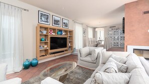 TV - Elegant Villa Rafaelle with pool (Vabriga)