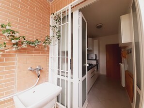 Regadera, secadora de cabello, bidet, jabón 