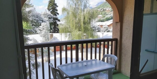 Outdoor dining - Studio sur parc, proche centre et télécabine (Briançon)