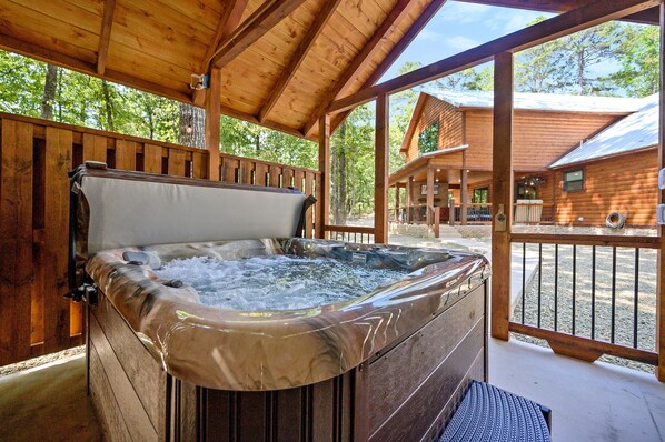 Outdoor spa tub