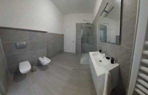 Dusche, umweltfreundliche Kosmetikartikel, Haartrockner, Bidet