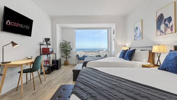 Een bureau, een strijkplank/strijkijzer, wifi, beddengoed