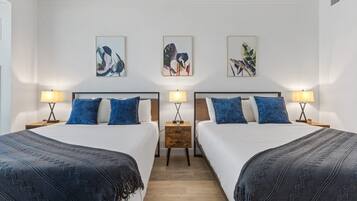 Skrivbord, strykjärn/strykbräda, wi-fi och sängkläder