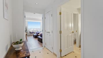 Escritorio, tabla de planchar con plancha, wifi y ropa de cama