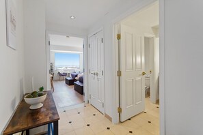 Een bureau, een strijkplank/strijkijzer, wifi, beddengoed