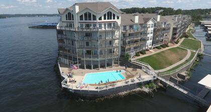 Walk-in Condo! Enjoy The Lake Life, 3B/2B Sleeps 9, 2 Pools, Boat Slip & Beach!