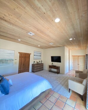 4 habitaciones, escritorio y tabla de planchar con plancha