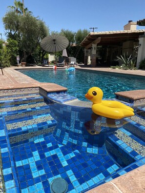 Alberca al aire libre y alberca climatizada