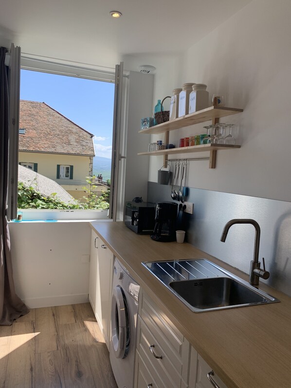 Kjøleskap, mikrobølgeovn, ovn og kokeplater