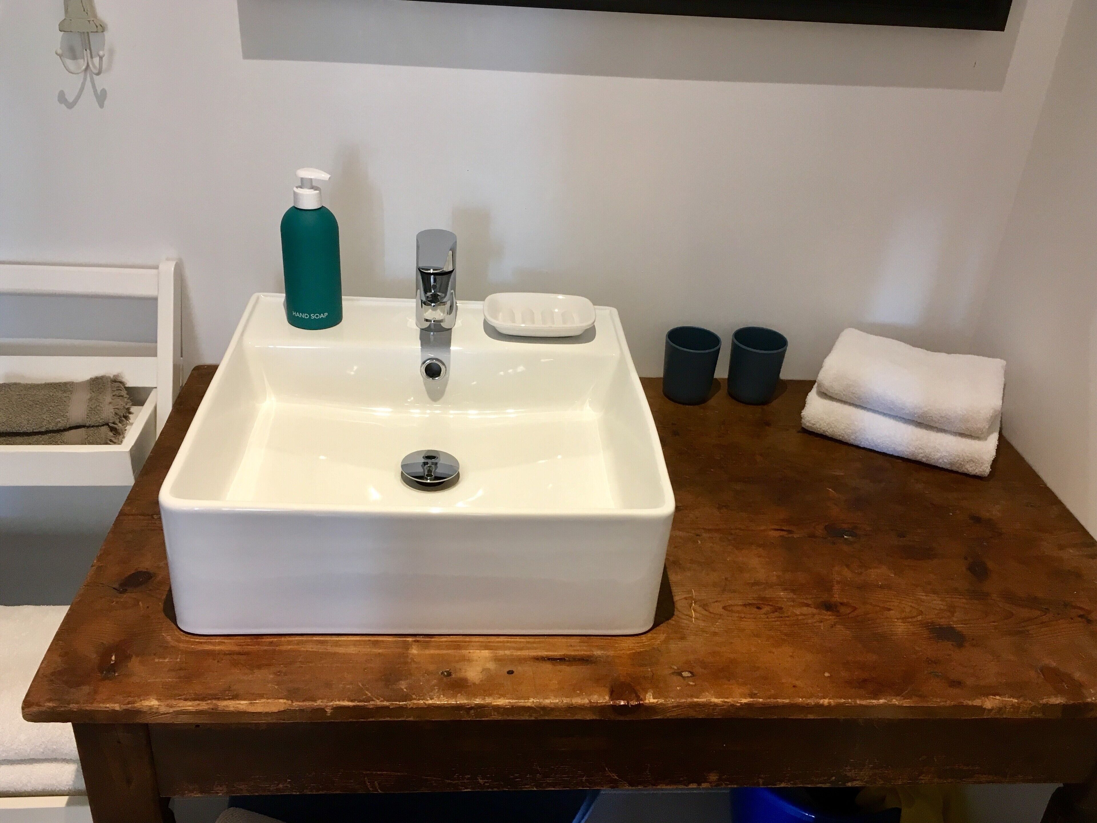 Een bad, een haardroger, handdoeken, toiletpapier