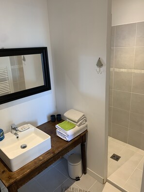 Badewanne, Haartrockner, Handtücher, Toilettenpapier