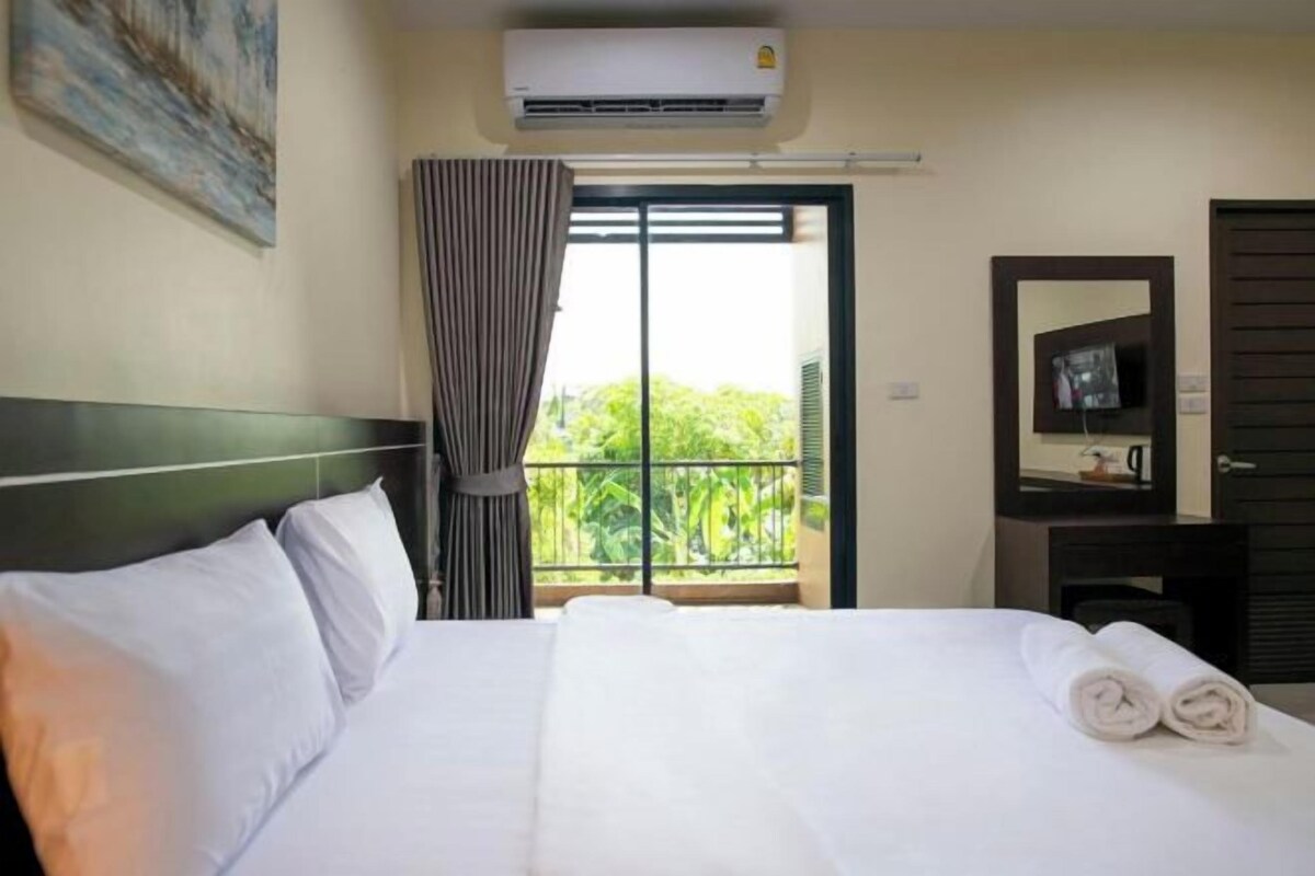Escrivaninha, cortinas blackout, Wi-Fi de cortesia, roupa de cama
