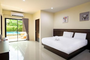 Desk, blackout curtains, free WiFi, bed sheets - Thip Thip Hotel (Krabi)