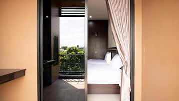 Desk, blackout drapes, free WiFi, bed sheets