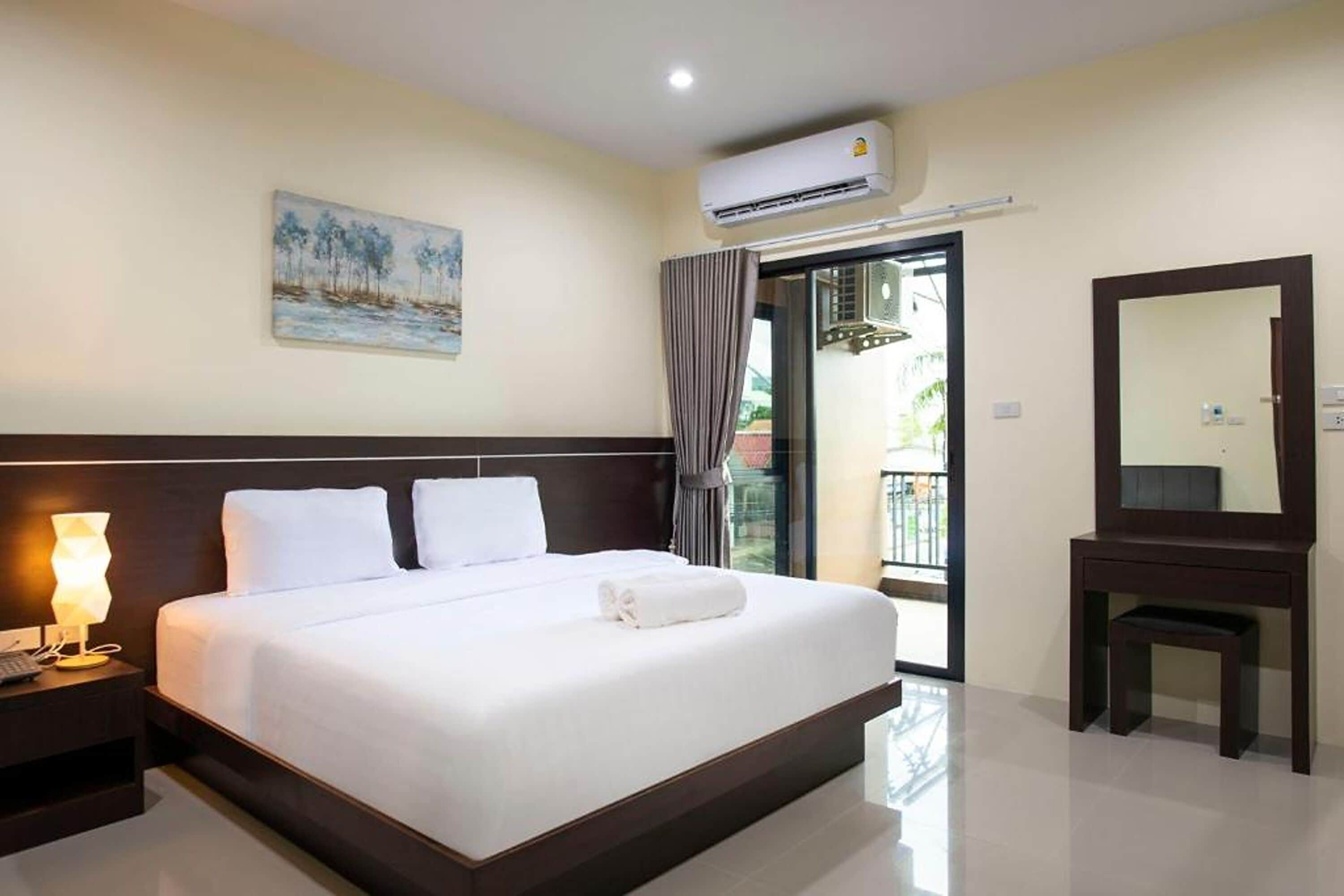Superior Double Room | Desk, blackout drapes, free WiFi, bed sheets