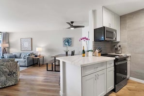 Réfrigérateur, micro-ondes, four, plaque de cuisson