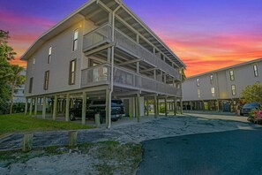 Exterior - 2/2 Oceanside Modern Condo with Amazing Ocean View (Treasure Island)