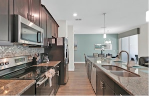 Frigorifero, microonde, forno, piano cottura