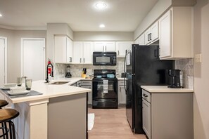 Refrigerador, microondas, horno y parrilla de estufa