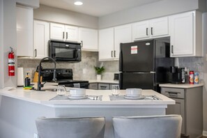 Refrigerador, microondas, horno y parrilla de estufa 