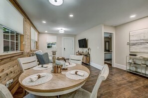 Dining - Cozy Riverside Villa - Walk to Bars & Restaurants! (Jacksonville)