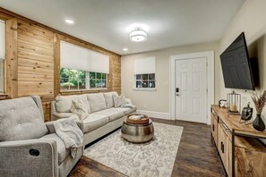 TV, offices - Cozy Riverside Villa - Walk to Bars & Restaurants! (Jacksonville)
