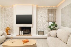 Smart TV, fireplace, stereo