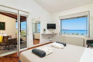 4 bedrooms, in-room safe, desk, iron/ironing board - Heated pool & Sauna (Στάλος)