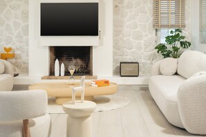 Smart TV, fireplace, stereo - Heated pool & Sauna (Στάλος)