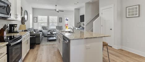 KĂŒhlschrank, Mikrowelle, Ofen, Herdplatte