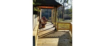 Cottage on riverbank one mile from Clarksdale in gated community