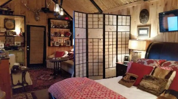 1 chambre, bureau, fer et planche à repasser, lit de bébé portatif