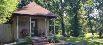 Cottage on riverbank one mile from Clarksdale in gated community