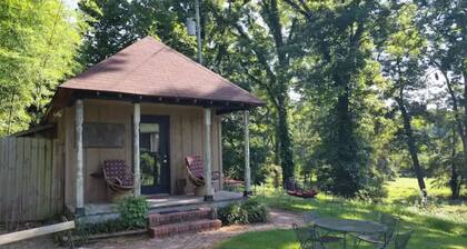Cottage on riverbank one mile from Clarksdale in gated community