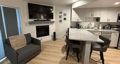Upgraded studio with deck & fireplace - near Yosemite Valley & Badger Pass