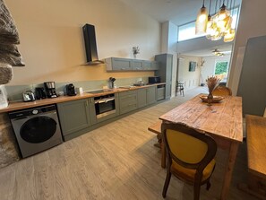 Fridge, microwave, oven, stovetop - Gîte apartment with terrace near a pond animals accepted (Plounéventer)