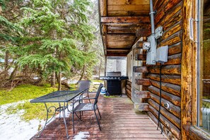 Outdoor dining - Rustic mountain cabin with wood stove, spacious deck, private W/D (Girdwood)