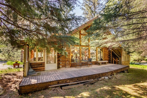 Rustic mountain cabin with wood stove, spacious deck, private W/D