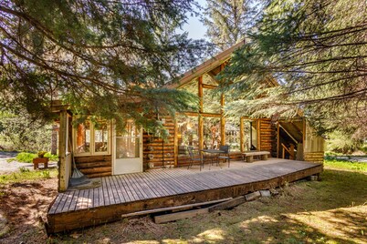 Rustic mountain cabin with wood stove, spacious deck, private W/D