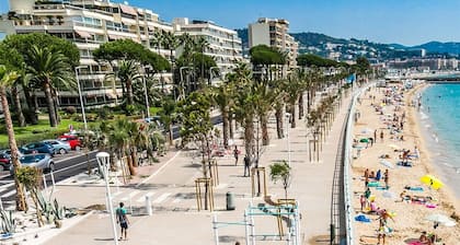 CANNES MAISON NEUVE, accès PISCINES à 4 minutes à pieds des plages BORD DE MER