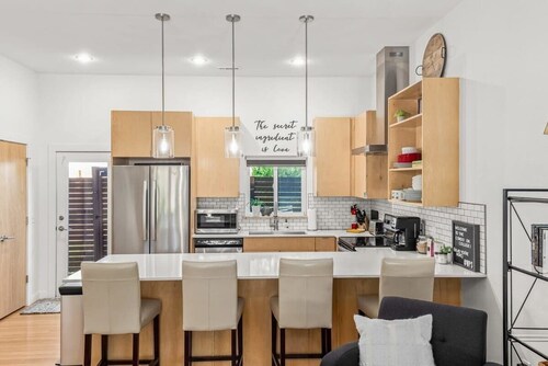 Modern 2BR Townhome Near U of A & Dickson St – Free Parking!