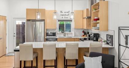 Modern 2BR Townhome Near U of A & Dickson St – Free Parking!