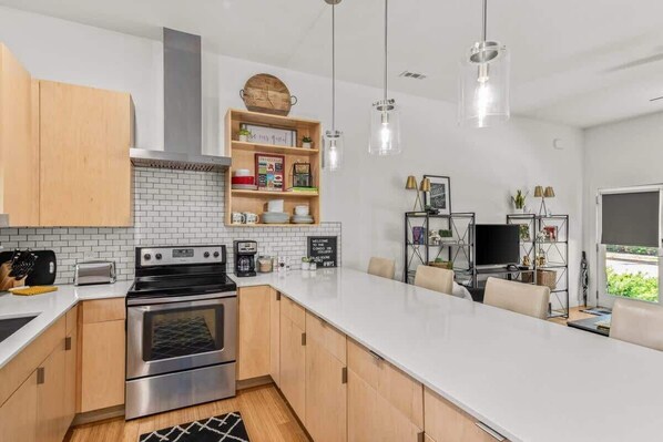 冰箱、微波炉、烤箱、炉灶