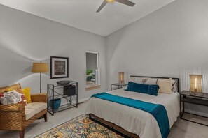 2 bedrooms, iron/ironing board, WiFi, bed sheets - Modern 2BR Townhome Near U of A & Dickson St – Free Parking! (Fayetteville)
