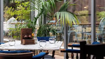 Breakfast, lunch, dinner served; British cuisine, alfresco dining