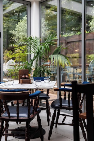 Breakfast, lunch, dinner served; British cuisine, alfresco dining